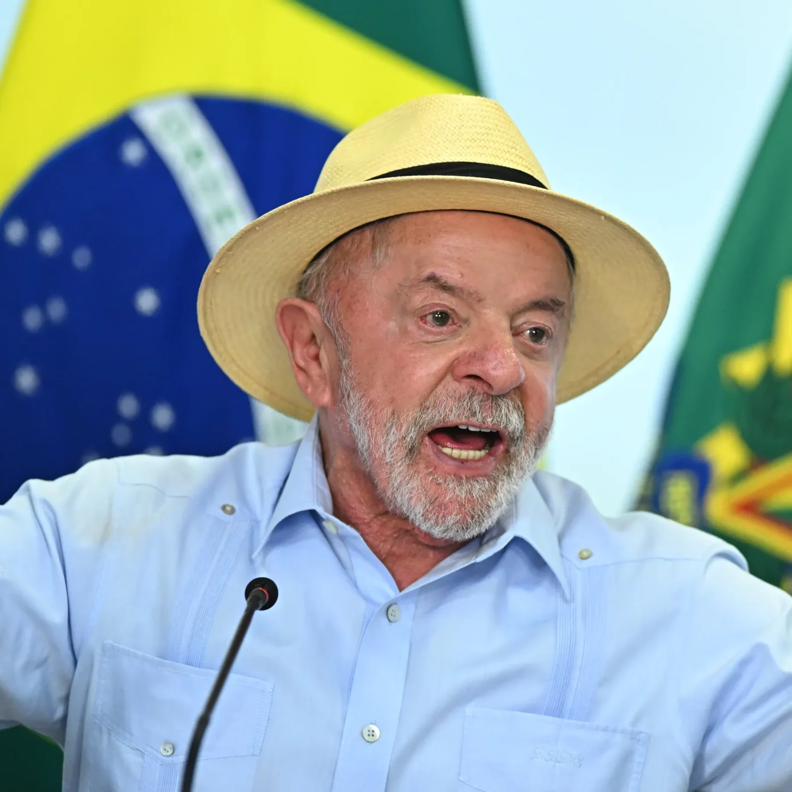Lula and Flavio Bolsonaro in Tight Race Ahead of Brazil Election