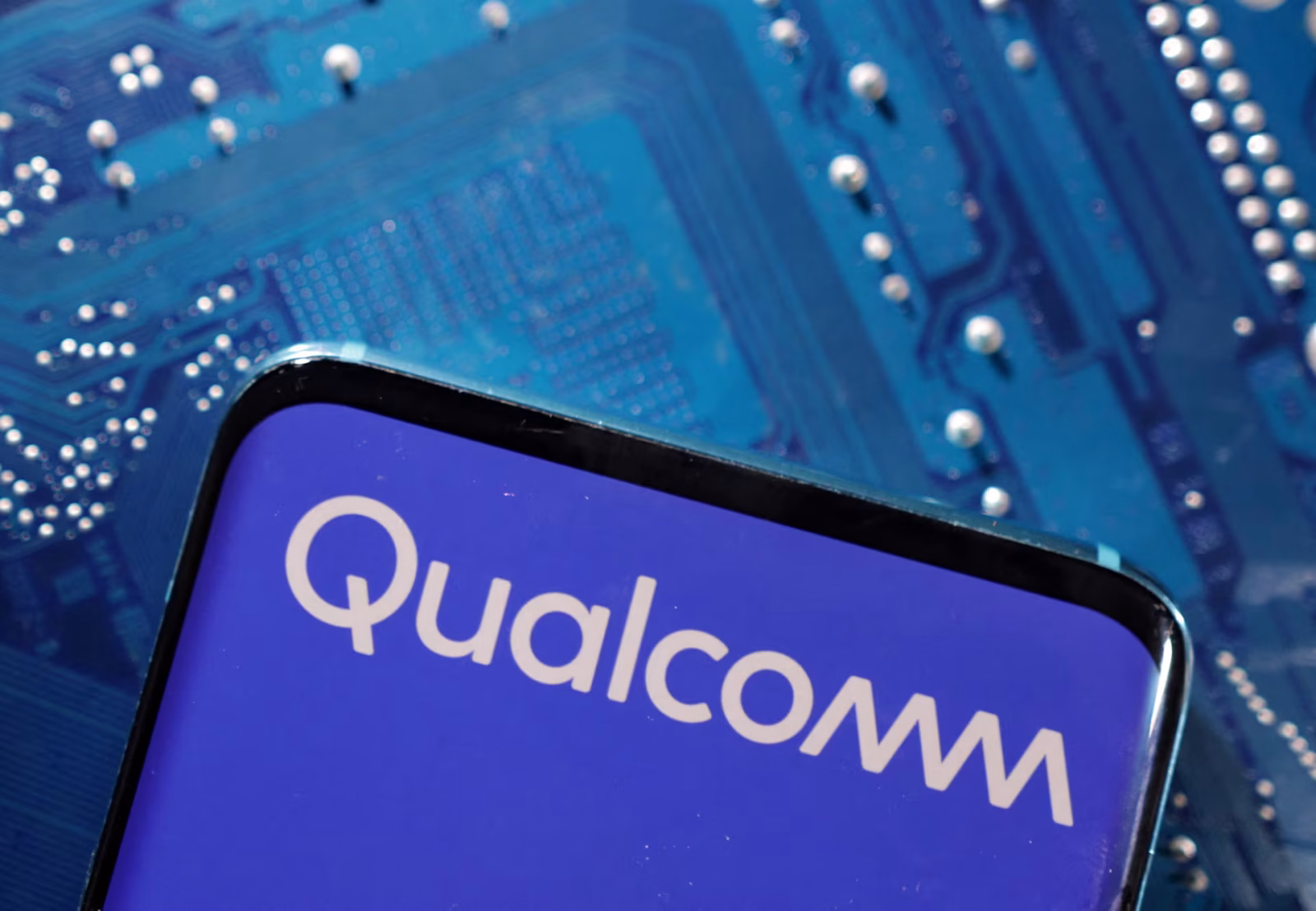 Qualcomm Gives Amazon $4 Billion Stake Warrant in AI Chip Deal